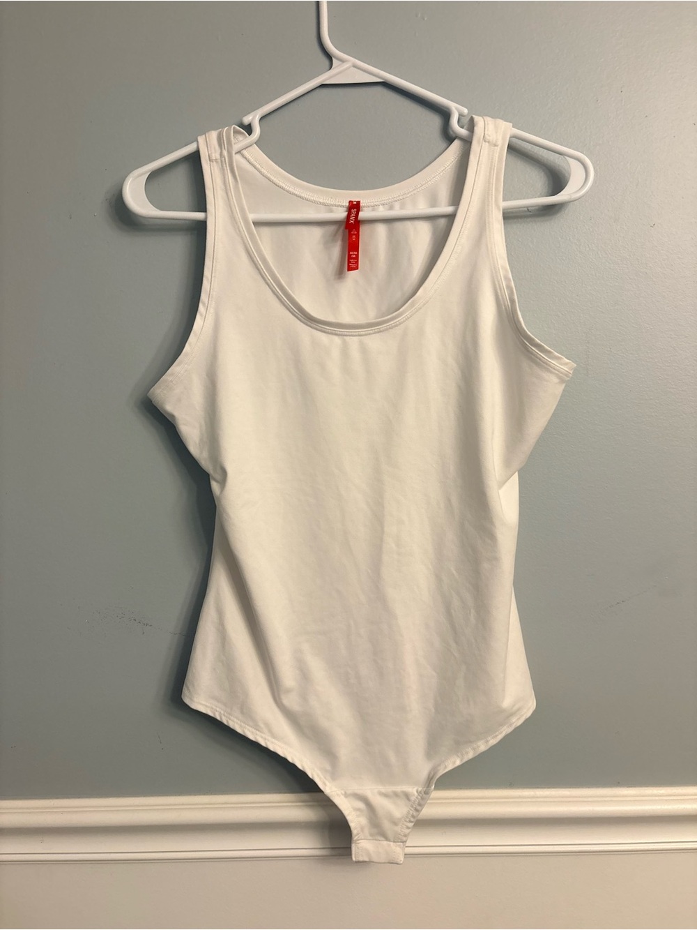 SPANX White Scoop-Neck Shaping Bodysuit Medium Sleeveless Thong Snap Closure